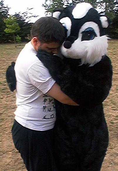 Skunki_hugging_Bearhug.jpg