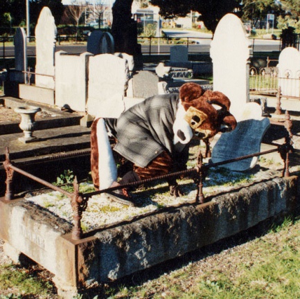 jawolf grave 3