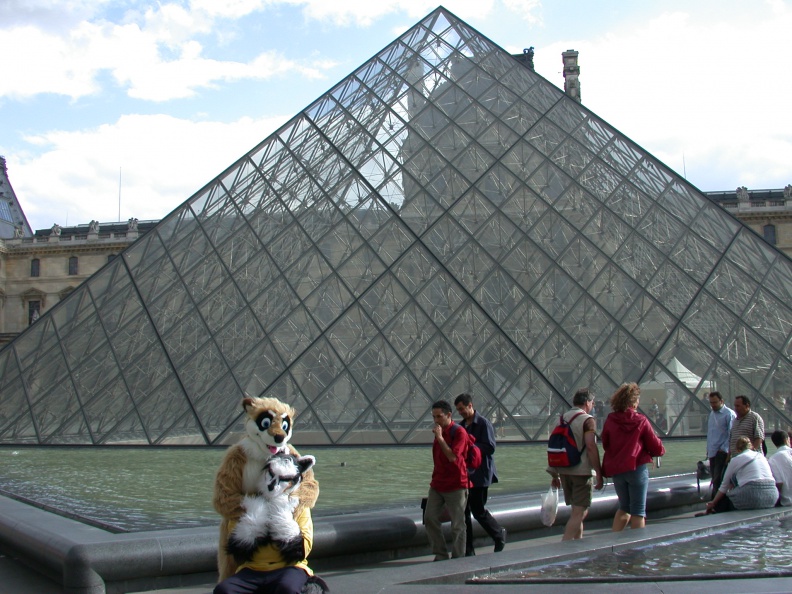 20040612_LouvrePyramid_03.jpg