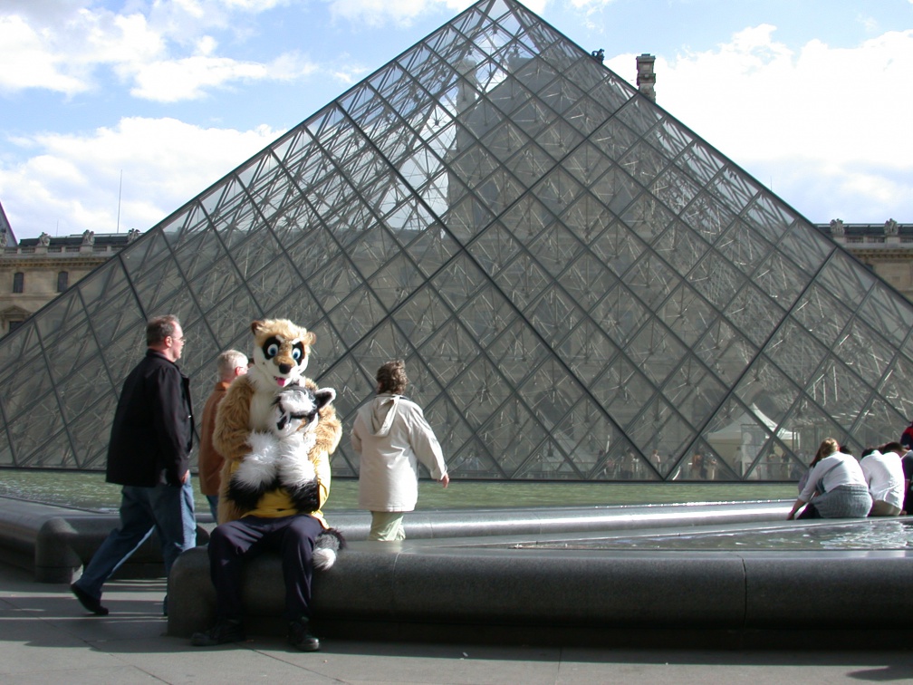 20040612 LouvrePyramid 04