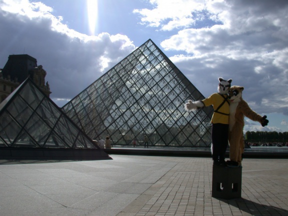 20040612 LouvrePyramid 07