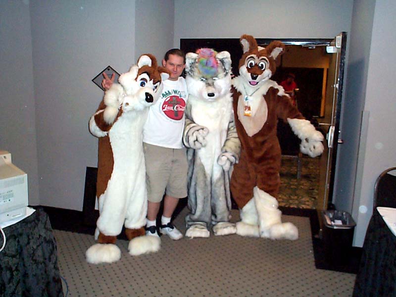 [XoaGray_MP2003_lightningandfursuiters.JPG]