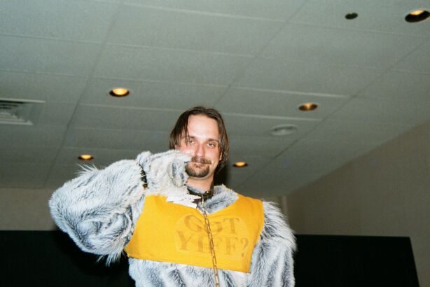 [Nikon_MidWestFurFest20001117_003.jpg]