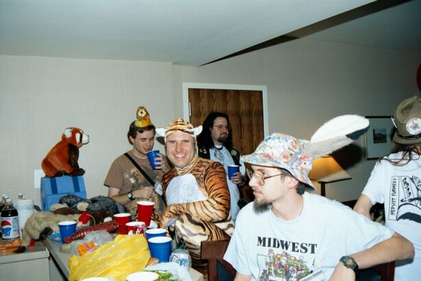 [Nikon_MidWestFurFest20001118_097.jpg]