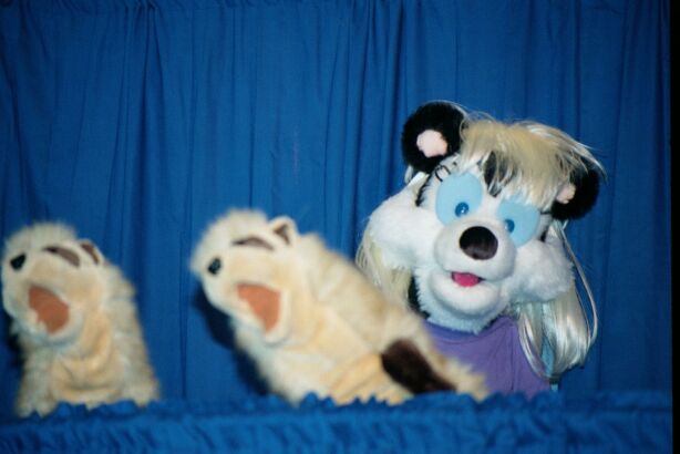 [Nikon_MidWestFurFest20001117_057.jpg]