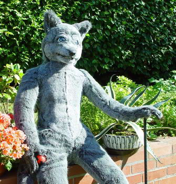 [Wolfy_Fursuit_Garten2.jpg]