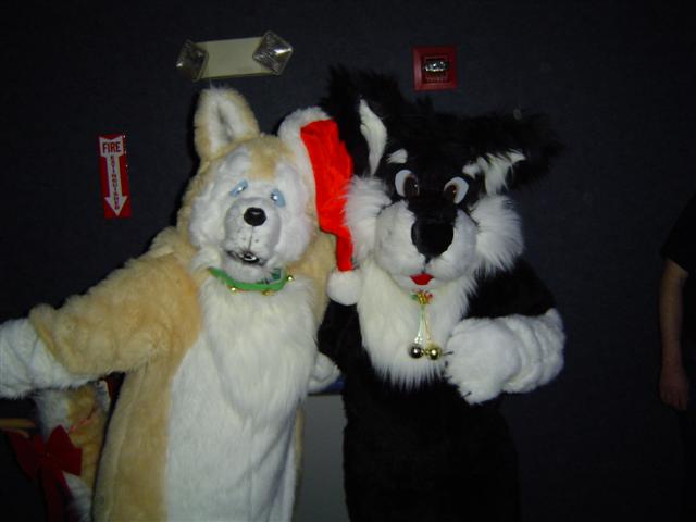 [Marist_LAFFBowl04_GrayWolf_with_Kuma.jpg]