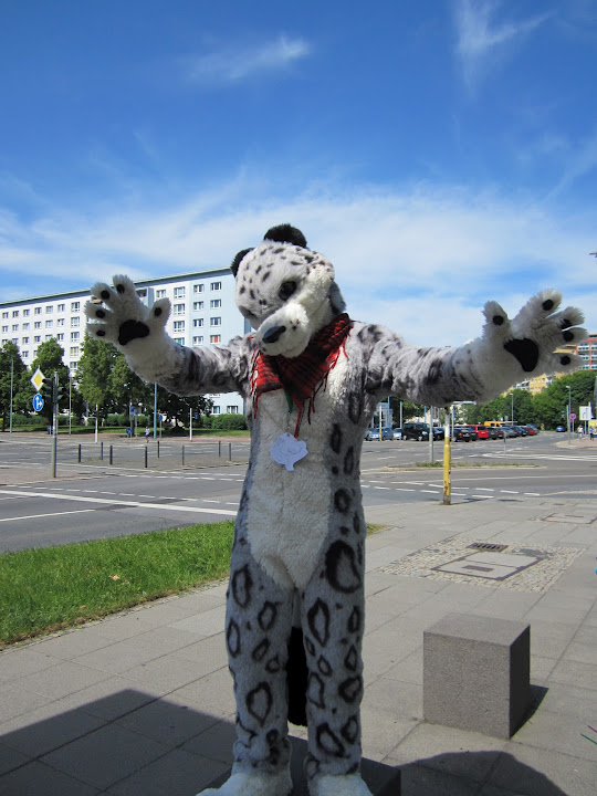 [Fursuitwalk_Asrail (39).JPG]