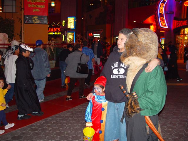 [Halloween2002_CityWalk_04.jpg]