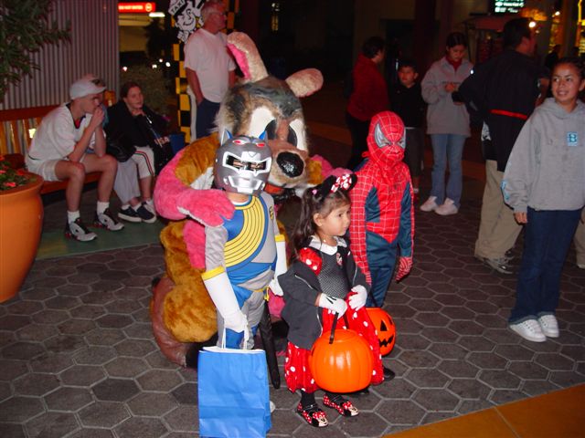 [Halloween2002_CityWalk_06.jpg]