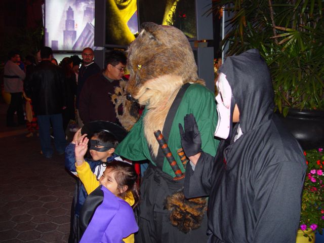 [Halloween2002_CityWalk_07.jpg]