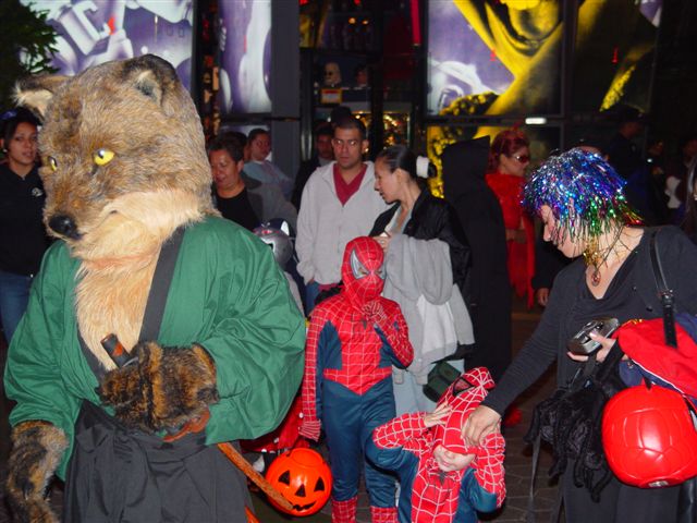 [Halloween2002_CityWalk_12.jpg]