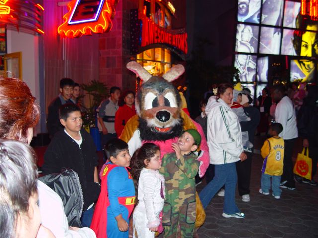 [Halloween2002_CityWalk_25.jpg]