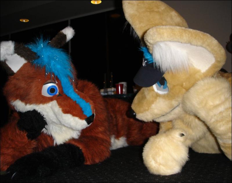 [WhiteWolf_FWA2007_2suits4.JPG]