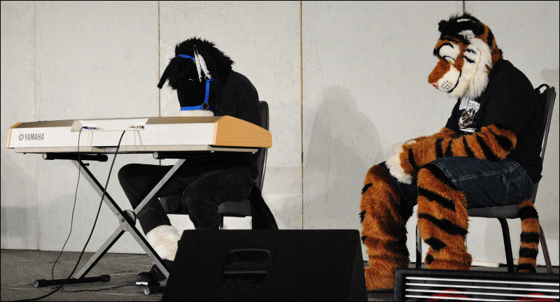 [Abrahm_MFF2010_1325.jpg]