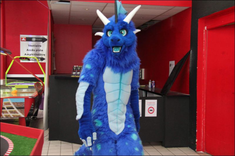 [Buster_FursuitBlackLight_201301_5048.jpg]