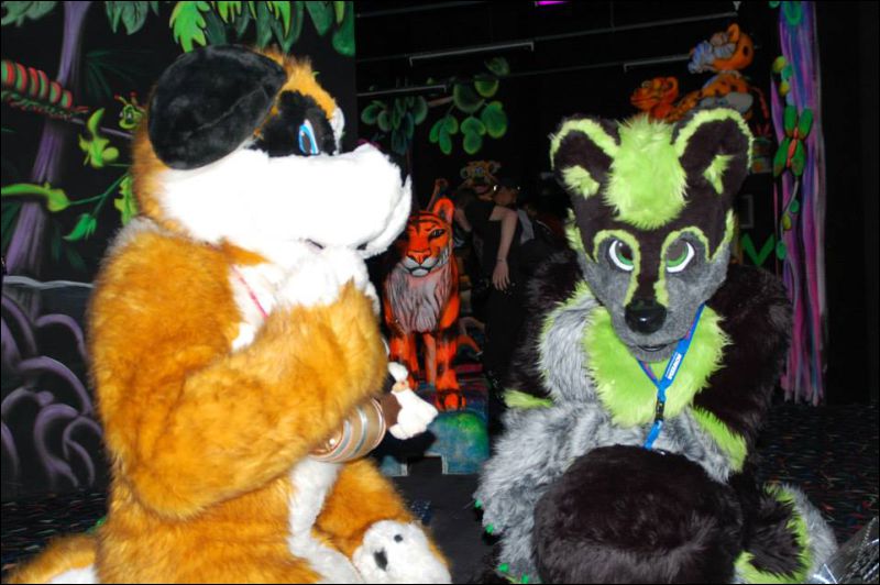 [Saphyre_FursuitBlackLight_121.jpg]