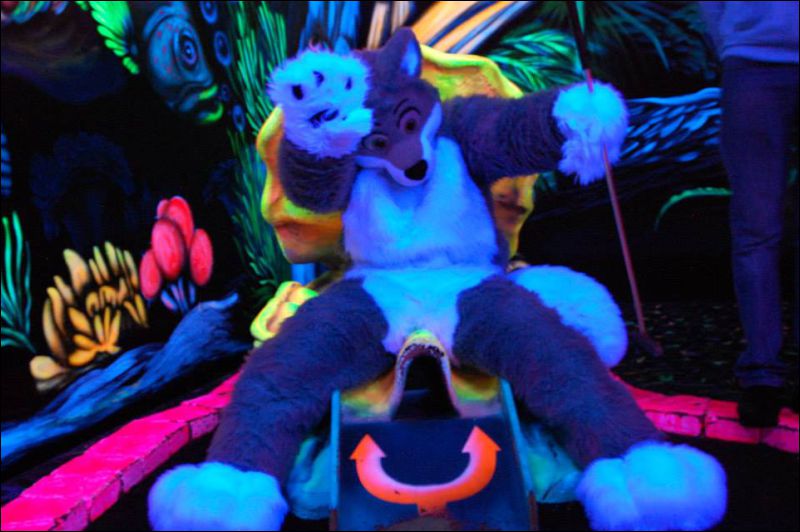 [Saphyre_FursuitBlackLight_122.jpg]