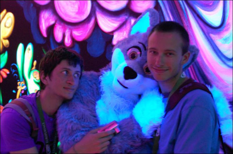 [Saphyre_FursuitBlackLight_123.jpg]