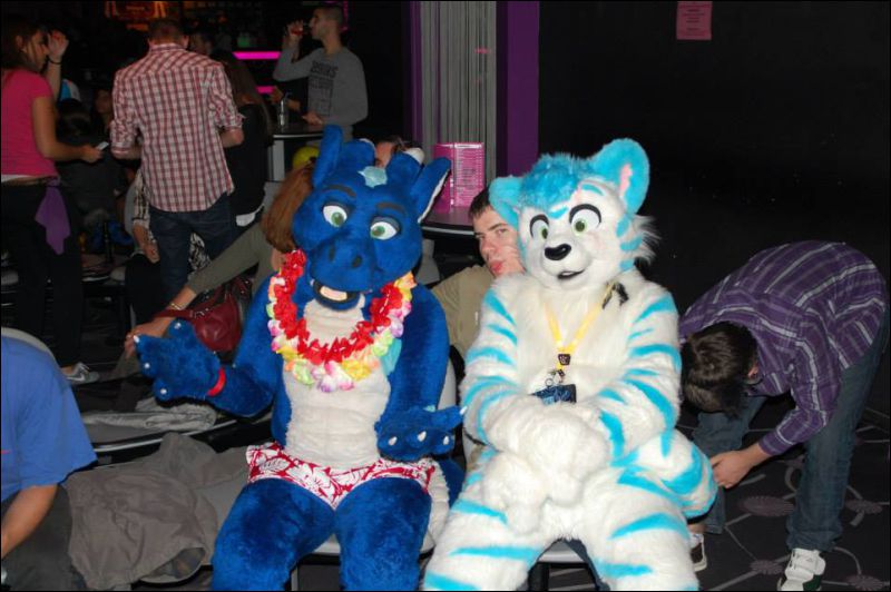 [Saphyre_FursuitBlackLight_124.jpg]