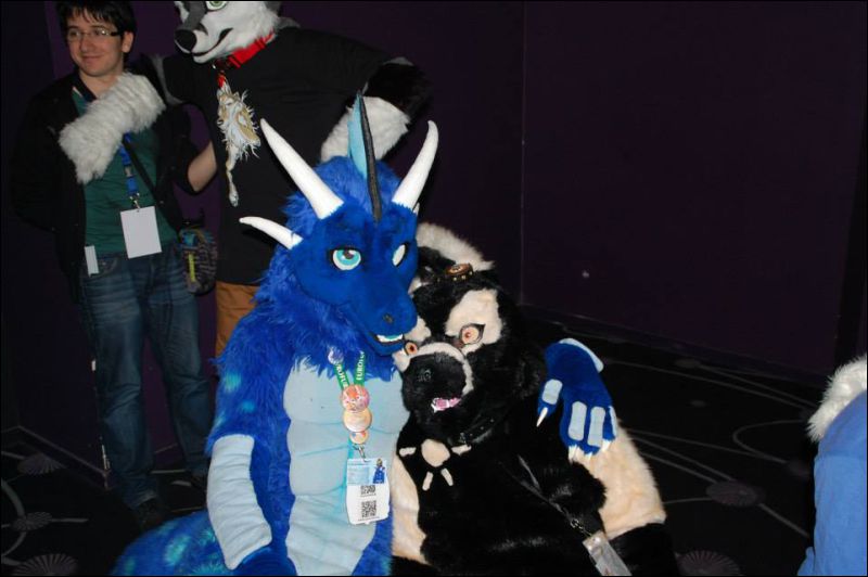 [Saphyre_FursuitBlackLight_127.jpg]