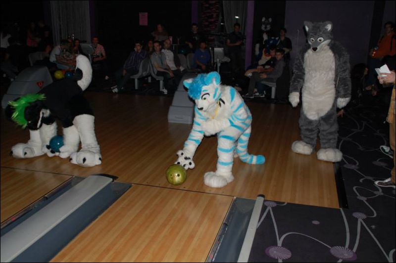 [Saphyre_FursuitBlackLight_129.jpg]