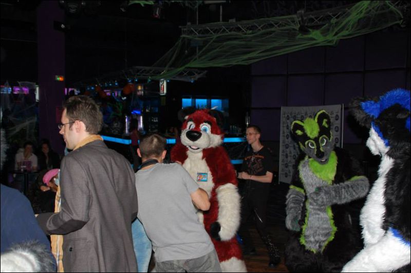 [Saphyre_FursuitBlackLight_130.jpg]