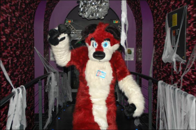 [Saphyre_FursuitBlackLight_131.jpg]