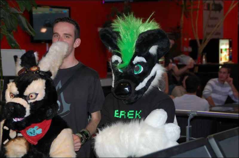 [Saphyre_FursuitBlackLight_135.jpg]