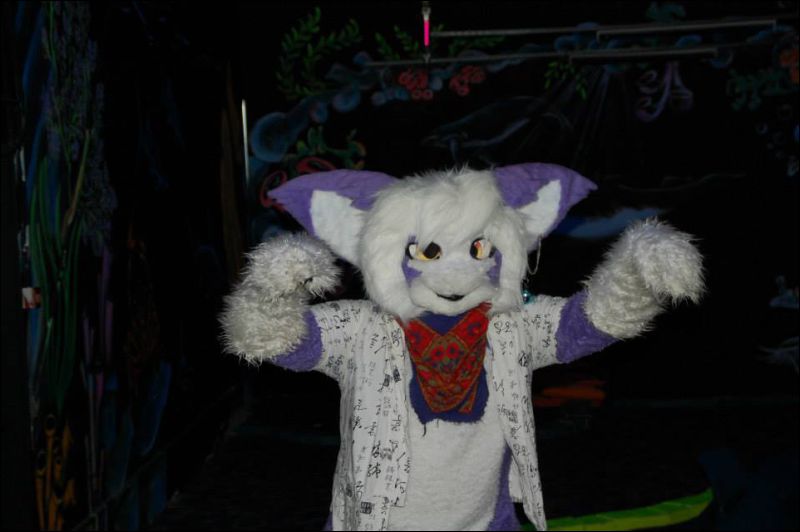 [Saphyre_FursuitBlackLight_137.jpg]