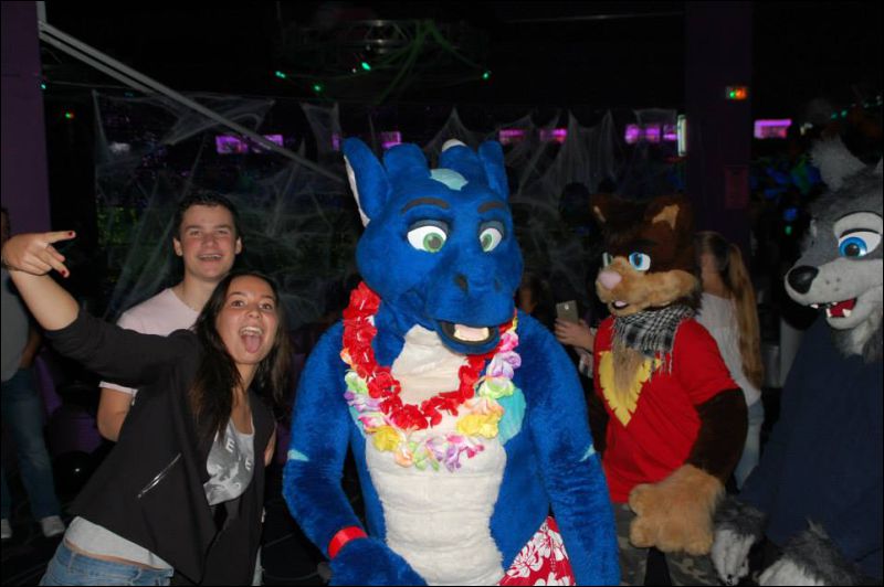 [Saphyre_FursuitBlackLight_140.jpg]