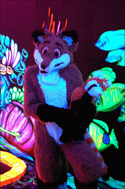 [Saphyre_FursuitBlackLight_143.jpg]