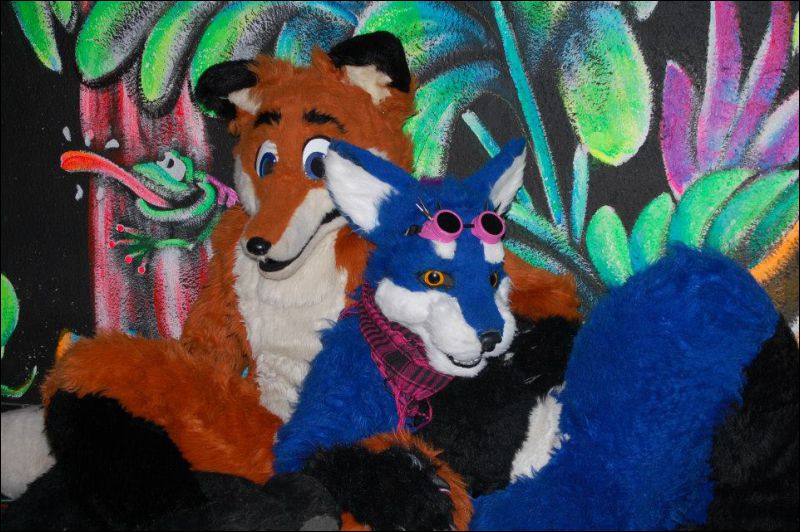 [Saphyre_FursuitBlackLight_145.jpg]