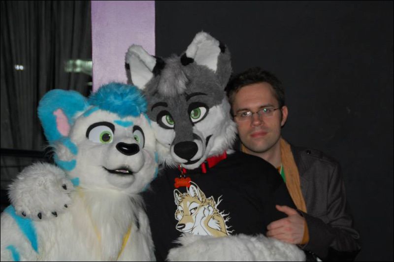 [Saphyre_FursuitBlackLight_146.jpg]