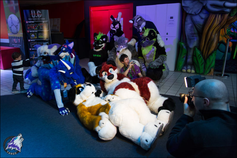 [Tango_FursuitBlackLight_125.jpg]