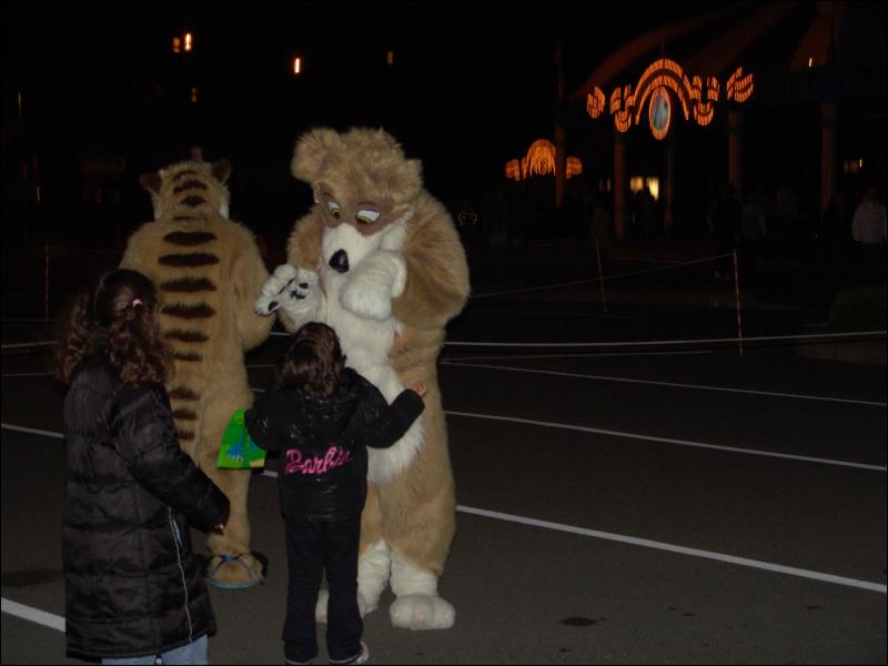 [Yupa_200410DisneylandHalloween_03.jpg]