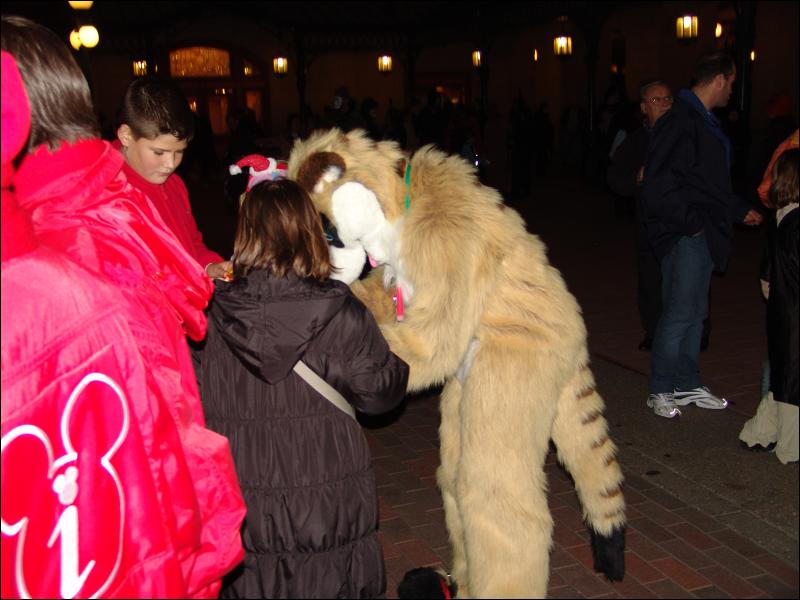 [Yupa_200410DisneylandHalloween_09.jpg]