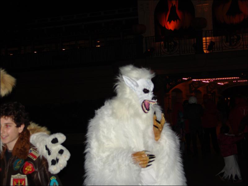 [Yupa_200410DisneylandHalloween_12.jpg]