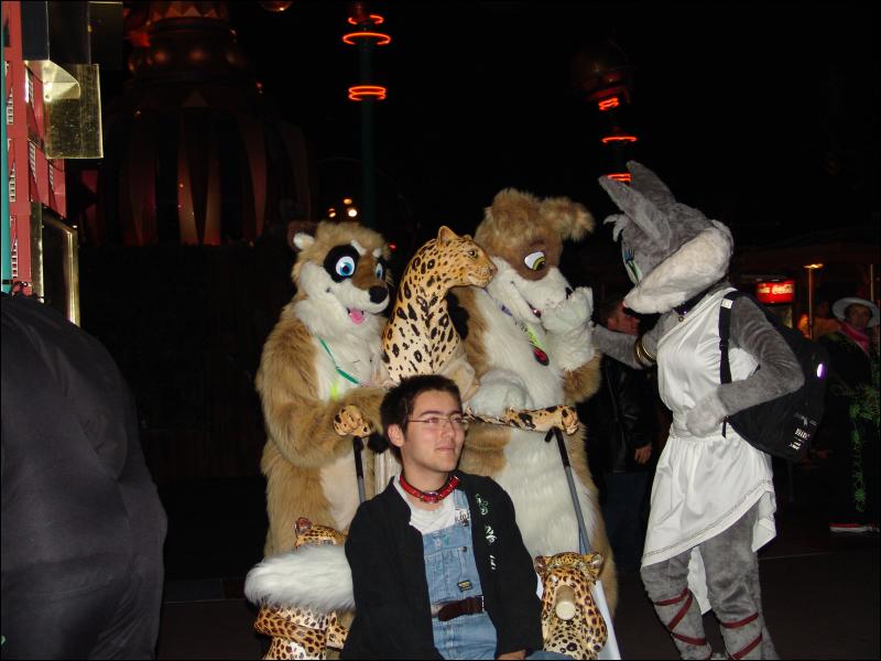 [Yupa_200410DisneylandHalloween_16.jpg]