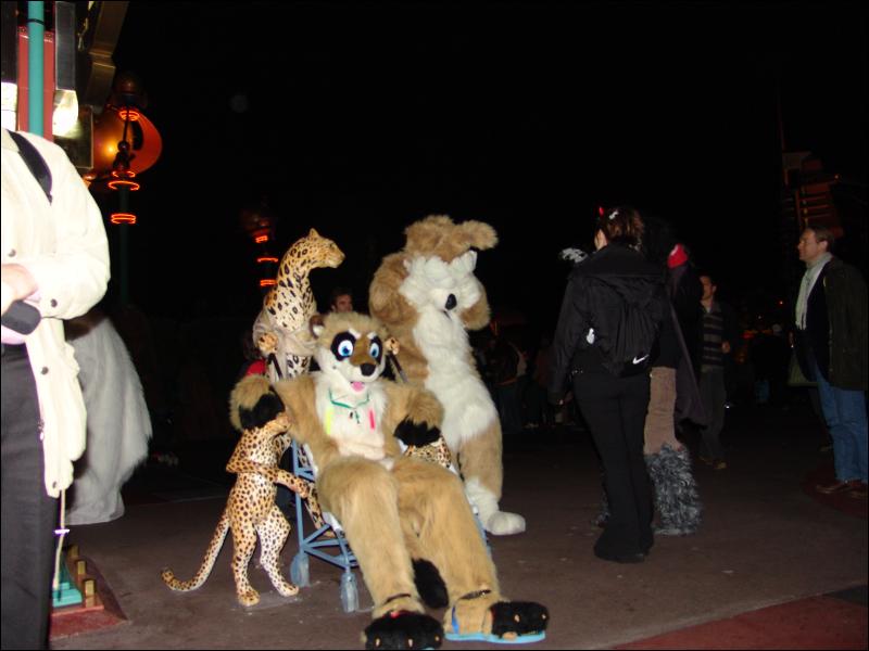 [Yupa_200410DisneylandHalloween_19.jpg]