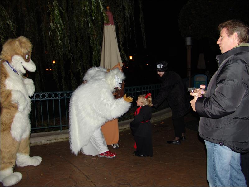 [Yupa_200410DisneylandHalloween_33.jpg]