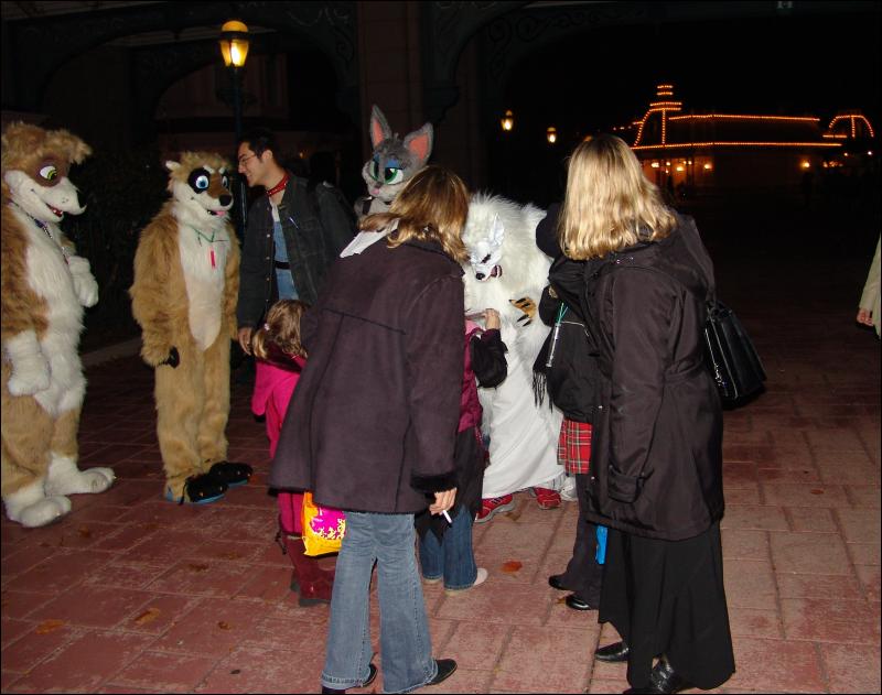 [Yupa_200410DisneylandHalloween_46.jpg]