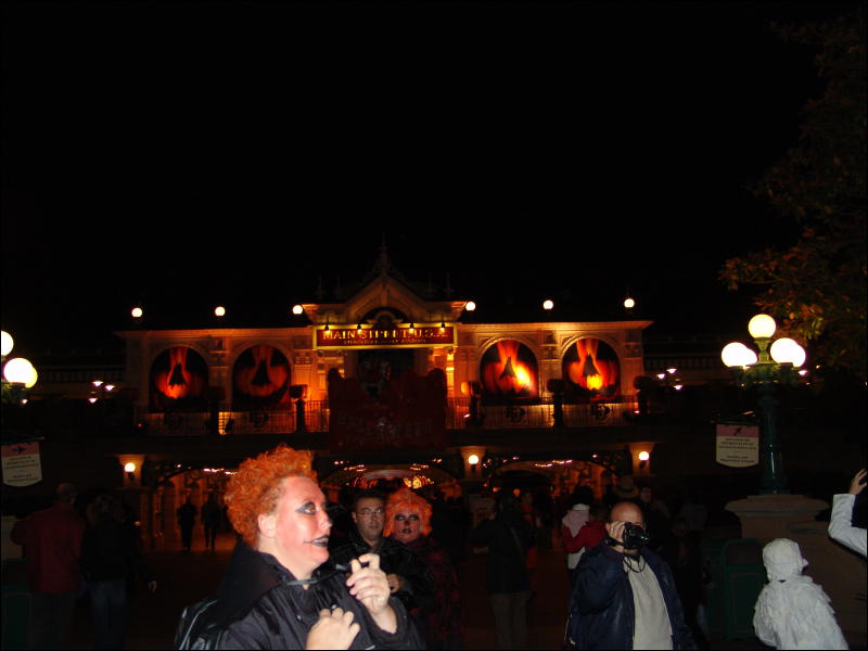 [Yupa_200410DisneylandHalloween_08.jpg]