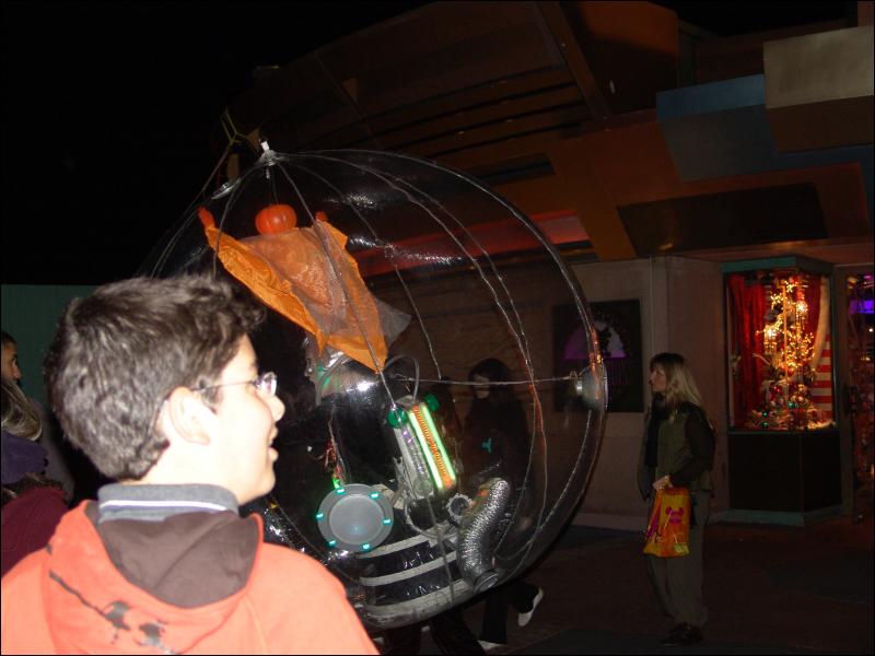 [Yupa_200410DisneylandHalloween_15.jpg]