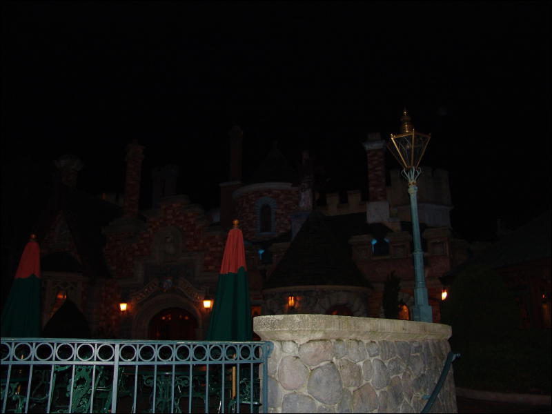 [Yupa_200410DisneylandHalloween_32.jpg]