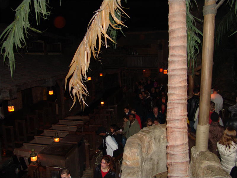 [Yupa_200410DisneylandHalloween_37.jpg]