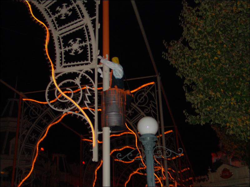 [Yupa_200410DisneylandHalloween_42.jpg]