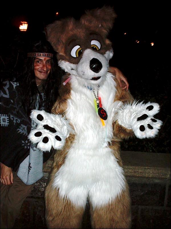 [GrumpfBear_Halloween2006_indian_and_scritch.jpg]