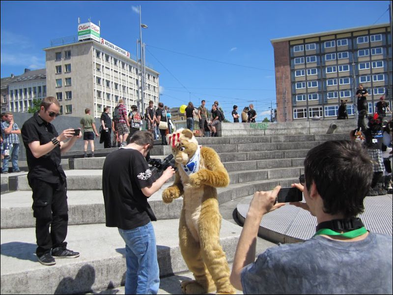 [Fursuitwalk_Asrail (15).JPG]