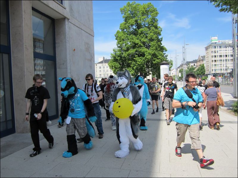 [Fursuitwalk_Asrail (22).JPG]